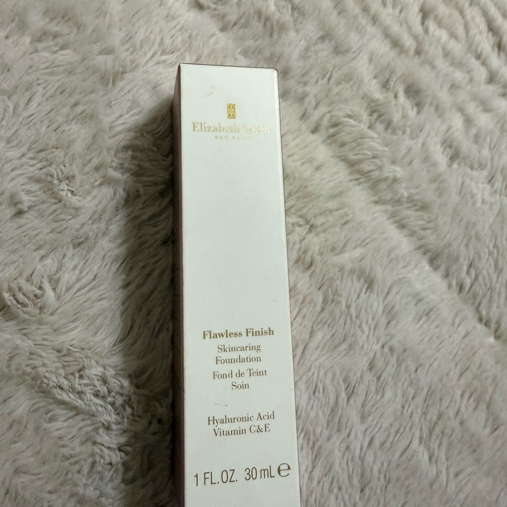 Elizabeth Arden Flawless Finish Skincaring Foundation in Cream-Shade: 600W